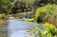 Canoë kayak dans les Landes et au Pays basque, balade en canoë sur rivière ou plan d’eau pour découvrir les paysages naturels, activité nautique en pleine nature accessible en famille, entre amis ou en groupe.