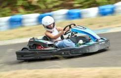 Circuit karting 1200m 270cc : karting extérieur forêt, chicanes virages serrés lignes droites, adultes ados 7 ans+, sport automobile loisir compétition, vacances camping Landes. Adultes adolescents : chicanes freinages courbes rapides, piste extérieure verdoyante forêt, compétition loisir famille amis, sport automobile sensations vitesse.