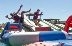 WaterZone WaterJump comboBase de Pop : activités aquatiques combinées, parcours aventures toboggans 15 slides, tyrolienne ventriglisse, sensations famille vacances lac. Combo WaterZone + WaterJump parc aquatique : parcours gonflable toboggans 15 slides tyrolienne ventriglisse, sensations fortes famille, journée complète Base de Pop lac.
