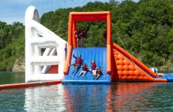 Parc aquatique Water Zone lac vacances : structure gonflable flottante, parcours aventures nautiques, trampolines tyrolienne, activité famille été camping. Water Zone parc aquatique gonflable lac : parcours aventures flottant trampolines tyrolienne toboggans, activité familiale été, loisirs nautiques camping vacances.