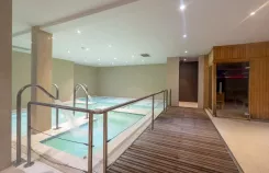 Spa Le Vieux Port camping 5 étoiles Messanges 40660 : espace bien-être 400m² bassins chauffés spa jacuzzi, hammam massage soins, vue parc aquatique Pirate's Land 7000m² 11 toboggans, resort relaxation pins Landes océan, vacances luxe bien-être. Oasis relaxation pins Atlantique, accès piscine à vagues toboggans, resort bien-être vacances famille.
