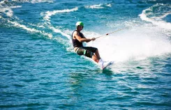Wakeboard initiation bateau vacances : sport nautique glisse tracté, planche twin tip waterstart, figures sauts wake, activité famille camping plage. Wakeboard sport nautique tracté bateau : planche twin tip water start, figures sauts rotations wake, initiation glisse surf snowboard, activité vacances famille.