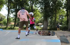 École skate Vieux-Boucau-les-Bains Landes : cours collectifs particuliers tous niveaux, skatepark outdoor bowl street pyramide volcano, moniteur diplômé sécurité, matériel complet fourni, sport glisse famille enfants ados adultes, vacances camping activités. Cours de skate SkateLandes Vieux-Boucau skatepark 1200m² : bowl 400m² street barriers modules, moniteur diplômé État enfants adultes débutants confirmés, initiation perfectionnement tricks figures, matériel fourni planches casques protections, sport gli