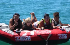 Activité bouée tractée vacances camping : sport nautique mer sensations, banane tractée familiale, plage été loisirs, bateau traction waves. Bouée tractée bateau mer : sport nautique sensations fortes, activité familiale plage été, banane tractée waves, loisirs nautiques camping vacances.
