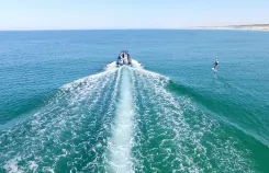 Wakefoil foil tracté vacances camping : sport nautique bateau planche foil, glisse hydrofoil sensations, initiation foil, activité famille mer. Foil tracté bateau sport nautique : planche foil hydrofoil tractée, glisse水上 sensations vol, wakefoil initiation camping vacances, activité nautique famille.