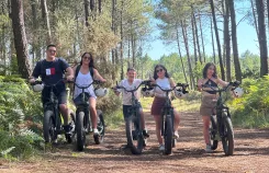 Balade trottinette électrique famille : randonnée familiale, trottinette tout terrain outdoor, vacances camping sport, activité famille trottinette. Famille en trottinette électrique : balade familiale trottinette, randonnée électrique famille, sport outdoor camping vacances, trottinette tout terrain famille.