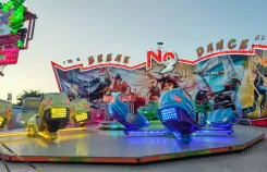 Parc attractions Messanges Sud 426 Route Plage Sud : manèges traditionnels fête foraine, autos tamponneuses palace du rire, panier à baskets, toboggans aquatiques, entrée gratuite attractions payantes, snack restauration sucré salé, animations spectacles gratuits, vacances été Landes océan camping.  Soirées, ambiance festive famille amis, ouvert juillet août 20h-1h.