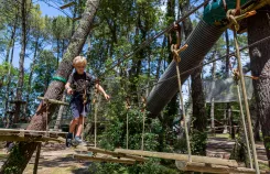 Accrobranche parcours aventure arbres forêt : 28 parcours couleurs blanc vert rouge noir, tyroliennes 20m hauteur, ponts singes sauts Tarzan, enfants 3 ans adultes, activité famille pleine nature, vacances camping loisirs. Parcours aventure accrobranche forêt : 28 parcours 270 jeux arbres tyroliennes géantes sauts de Tarzan, ponts singes, défis famille enfants adultes, sensations hauteur sécurité baudrier, pleine nature camping vacances.