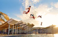 Parc Water Jump Atlantic Jump Seignosse : 7 glisses aquatiques toboggans, piste BMX skate trottinette rollers, Bungy éjection 18m 60km/h, sensations fortes ados adultes, bar snack Extrême, vacances Landes océan. 