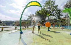 Mini Pop base loisirs lac Guiche 64 : paradis aquatique enfants dès 2 ans, 2 aires jeux Tétards Grenouille, toboggans trampolines pédalos puck, baignade surveillée gratuite, plage sable, restauration snack, activité famille plein air, vacances camping Landes Pays Basque. Base de Mini Pop lac Guiche Pays Basque : aire jeux aquatiques enfants 2-12 ans, zone Tétards 2-6 ans Grenouille 7-12 ans, toboggans trampolines pédalos, baignade surveillée gratuite plage ensablée, espace pique-nique snack, activités famil