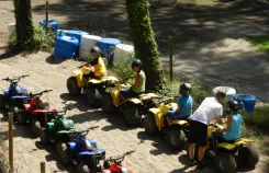 Location quad mini-motos Adrénaline Parc Landes : 4 pistes sable forêt, quad 6 ans+ mini-moto 8 ans+, parc 30 véhicules enfants ados, mini moto 110cc adultes, sport mécanique loisirs, activité famille vacances camping. Quad et mini-motos 4 circuits sable forêt : initiation encadrée quad enfant 6 ans mini-moto 8 ans, 30 véhicules enfants ados, mini moto 110cc adultes, activité mécanique plein air, sensations tout terrain camping vacances Landes.