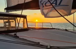 Sortie sunset voile et délices au large de Capbreton, balade en voilier au coucher du soleil sur l’océan Atlantique avec dégustation de produits locaux, moment détente et découverte du littoral des Landes et du Pays basque.