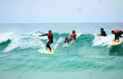 Leçon surf groupe vacances camping : cours surf collectif, moniteur diplôme, débutants plage, sport nautique groupe, école surf cours groupe. Cours de surf en groupe : leçon surf collectif, moniteur diplôme avec groupe débutant, cours surf camping vacances, sport nautique groupe, école surf plage.