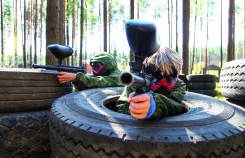 Paintball dans les Landes et au Pays basque, activité de loisirs en plein air avec parties de paintball entre amis, en famille ou en groupe sur un terrain aménagé, pour vivre une expérience ludique, sportive et riche en sensations