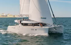 Sortie en mer à la voile au Pays basque et dans les Landes, balade en voilier sur l’océan Atlantique au départ de Capbreton avec découverte du littoral, navigation et activité nautique en famille ou entre amis.