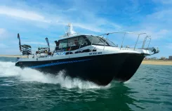 Excursion bateau Capbreton côte Landes : balade large côtes Golfe Gascogne, catamaran port unique, observation faune marine côte Argent, vacances mer. Balade bateau au large côtes Capbreton : excursion mer Golfe Gascogne, sortie catamaran port Landes, côte Argent vue mer, observation dauphins océan.
