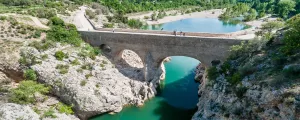 Aqueduc en pierre blanche enjambant le fleuve Hérault turquoise