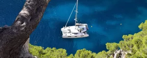 Bateau sur la mer Méditerranée depuis le haut d'une calanque