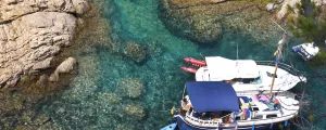 Bateau sur la mer Méditerranée depuis le haut d'une calanque