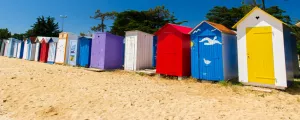 Cabanes de plage colorées sur l'île d'oléron