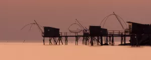 Carrelets au coucher du soleil sur l'Atlantique