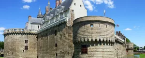 Château médiéval de Guérande avec les douves et les prairies vertes autour