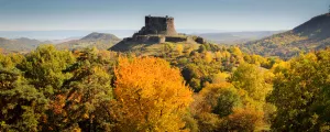 Château de Murol surplombant les montagnes en automne depuis le haut d'une colline Auvergne