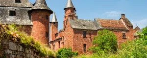 Château en brique rouge en Corrèze