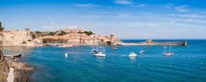 La ville de Collioure depuis une falaise avec la mer Méditerranée tout autour