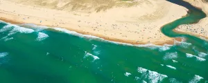 Vue aérienne du courant d'Huchet se jetant dans l'océan Atlantique dans les Landes 