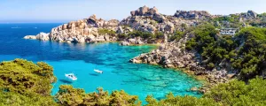 Crique rocheuse avec la mer Méditerranée cristalline et turquoise