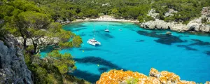 Bateau sur la mer Méditerranée depuis le haut d'une calanque