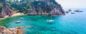 Crique de sable blanc entre les montagnes et la mer Méditerranée aux eaux turquoises