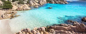 Crique de sable blanc avec une mer Méditerranée turquoise et transparente en Sardaigne
