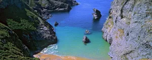 Falaises dans le Morbihan dévoilant une crique sur l'océan en Bretagne