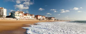 Vue de la plage sur la vague de la plage Nord à Hossegor