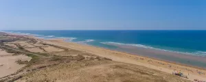 Vue aérienne du littoral landais entre dune et océan