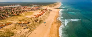 Vue aérienne des plages des Landes, des dunes et de l'océan Atlantique