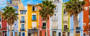 Bâtiments colorés de la ville de Villajoyosa sur la Costa Blanca en Espagne au printemps