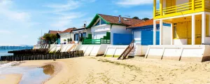 Cabanes de pêcheurs sur la plage dans le Bassin d'Arcachon