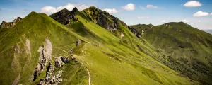 Montagnes et anciens volcans pendant l'été en Auvergne