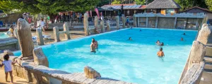 Nageurs dans la piscine chauffée du camping Lou Pignada à Messanges dans les Landes