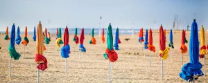 Plage de Deauville et ses parasols enroulés