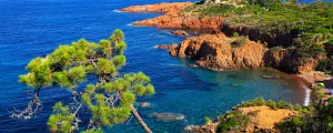 Roches rouges du Parc Esterel dans le Var plongeant dans la mer Méditerranée