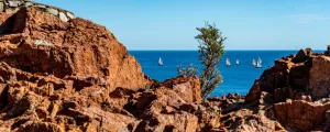 Rochers rouges du Parc Esterel dans le Var avec la mer Méditerranée en fond