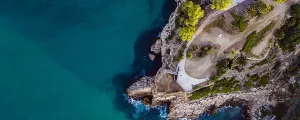 Péninsule vue d'avion avec la mer Méditerranée autour et ses eaux turquoises