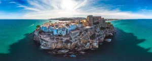 Péninsule vue d'avion avec la mer Méditerranée autour et ses eaux turquoises