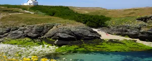 Phare sur une colline au bord de l'océan avec une eau transparente 