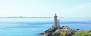 Phare sur une colline au bord de l'océan atlantique en Bretagne