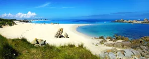 Plage de sable blanc avec l'océan turquoise
